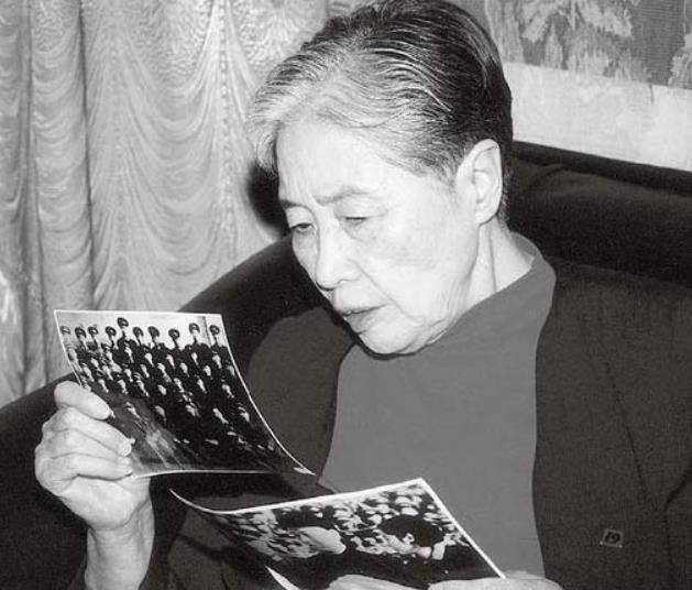 王光美逝世后,葬礼上出现了2个特殊人物,在场的人见后泪流不止_刘少奇