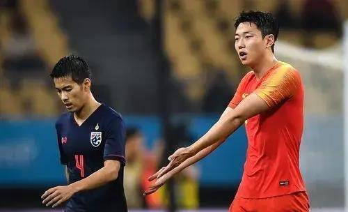 现代型的后卫球员-高准翼_的足球_青训_比赛