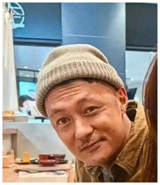 余文乐42岁近照惊人苍老!眼睛大小不一成老伯,病情严重!