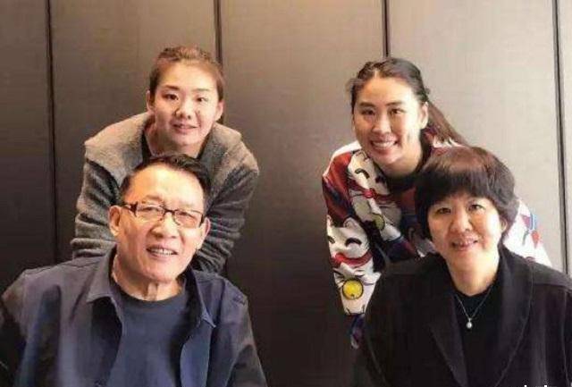 女排"铁榔头"郎平:经历三段感情,离过婚,56岁再遇灵魂伴侣_白帆_王育