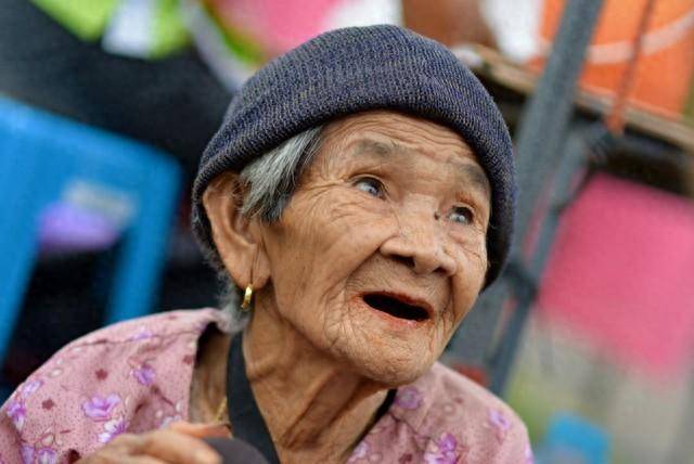 陌生小伙给拾荒老太1万,老太觉得不对劲,偷偷跟踪,竟救他一命_王阿婆