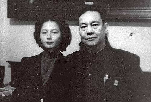 万场演出誉满戏坛,周信芳晚年却子女离散,病危仍被瞒着妻子死讯_表演