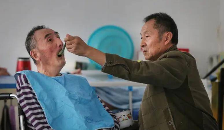 图片来源网络那段时间,她往往在哄女儿睡觉,冲奶粉和换尿布,和给老伴