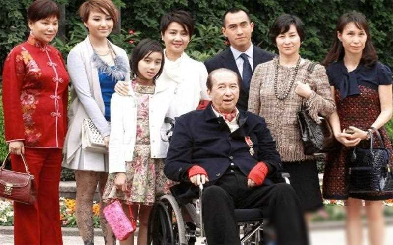 黎婉华是何鸿燊的原配,离世后葬在澳门,蓝琼缨为何葬在何氏祖坟_豪门