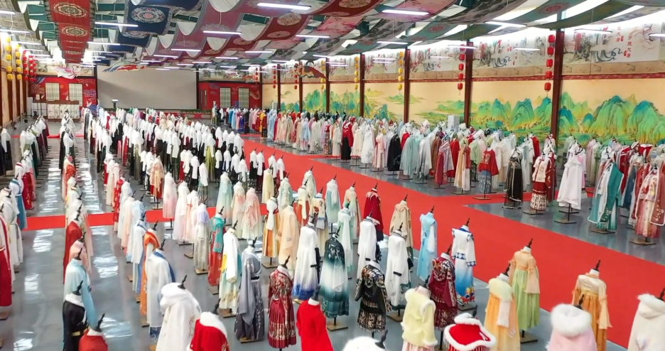 宇宙中心曹县过年期间汉服卖了3个亿, 厂家忙得连午饭都顾不上吃_产业