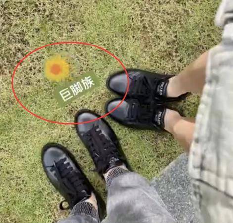 那就是男方一直拿来调侃陈乔恩的脚,陈乔恩的脚其实鞋码还是比较大的