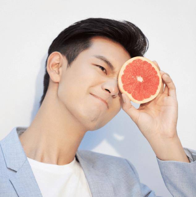 素人小哥因"撞脸"李现吸粉千万,抬头那刻,这确定不是本尊吗?