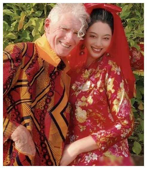 杜可风结婚照合照暖心甜蜜,双双携手笑容灿烂,幸福感爆棚.