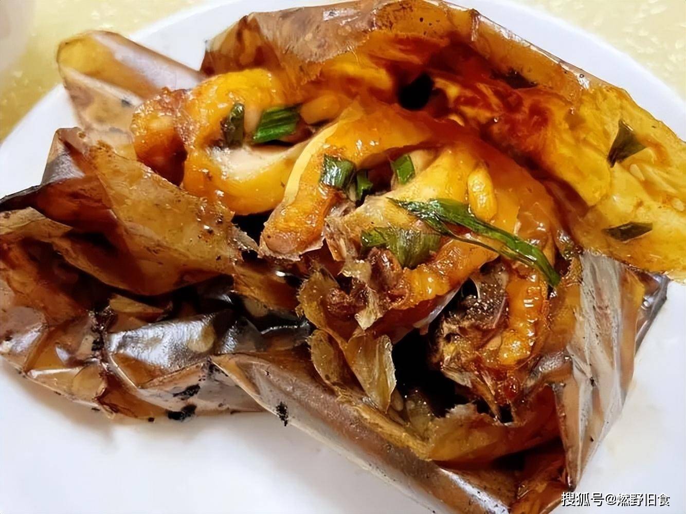 02.葱油鱼葱油鱼外酥里软,皮脆肉滑,葱香味十足,吃起来口感有点甜.