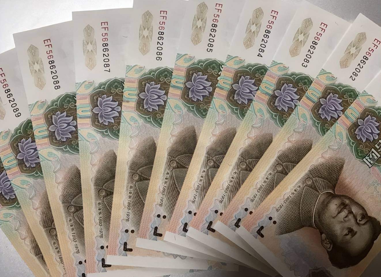 1999年20元纸币值多少钱?报价18500元就是这个特征,你家里有吗?