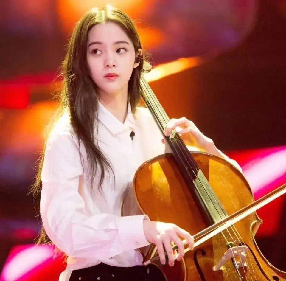 让欧阳娜娜备受嘲讽的"鹿小葵",也没人嘲笑过她的颜值,只是单纯批评她