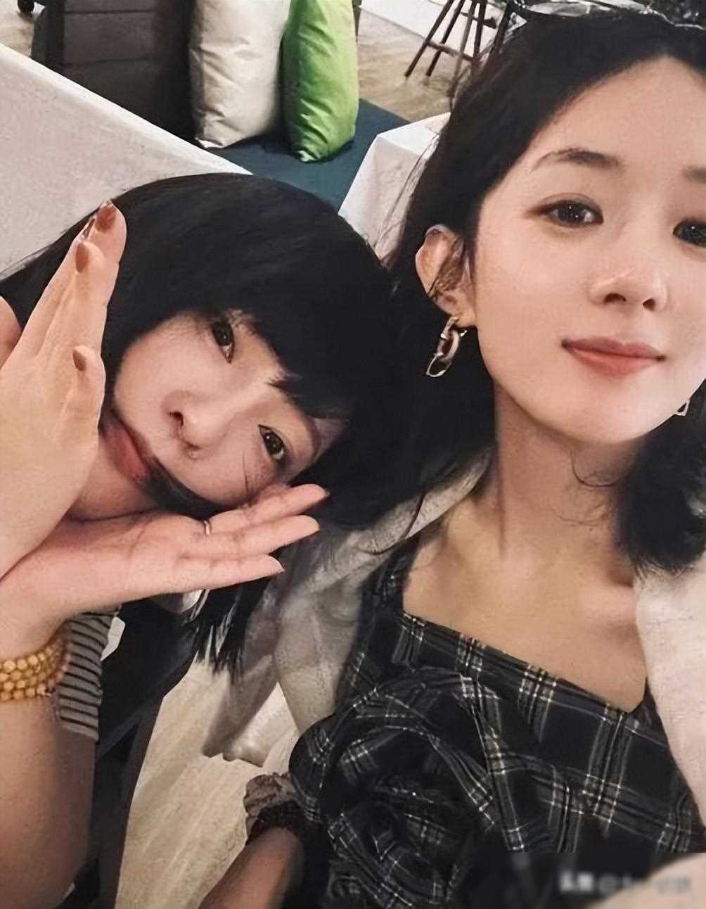 赵丽颖巴黎逛街被偶遇,闺蜜刘珂陪同,两人已相识十多年_成为了_成功