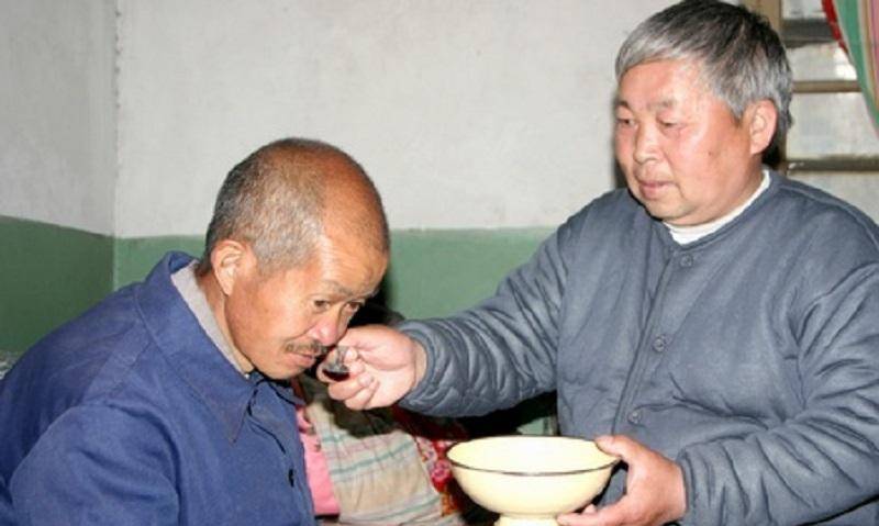 孝子谢延信:妻子去世后,用33年辛劳,照顾亡妻父母和傻弟弟_谢兆玉