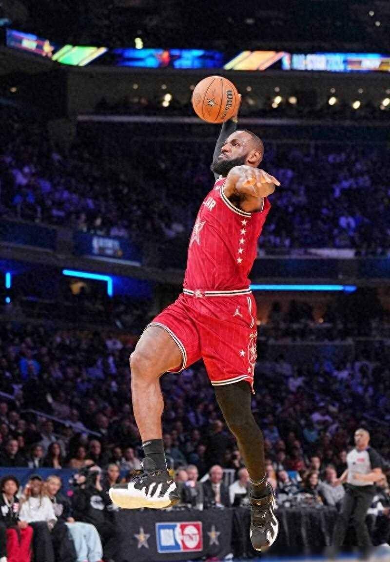 nba 传奇名将"大鸟"伯德发声力挺詹姆斯,并要"詹黑"闭嘴_篮球界_故事