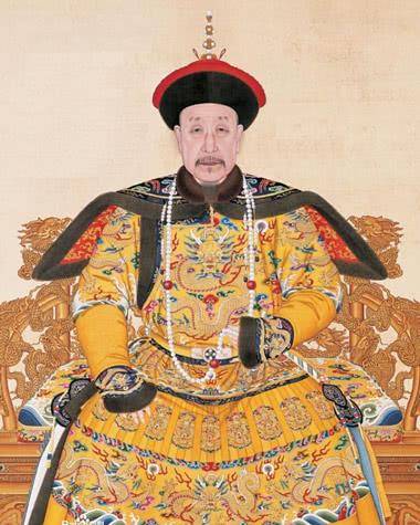 乾隆皇帝"真容"曝光,被一个意大利画家偷画下来,网友:很像明星孙海英