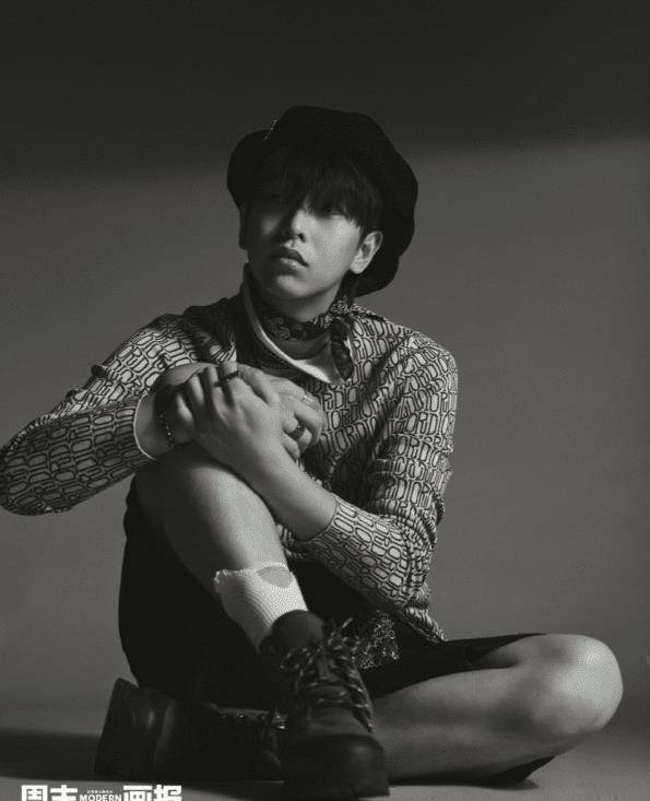 彭昱畅身穿贴身长袖衫,下身是五分短裤,脚上仍然是一如既往的运动鞋