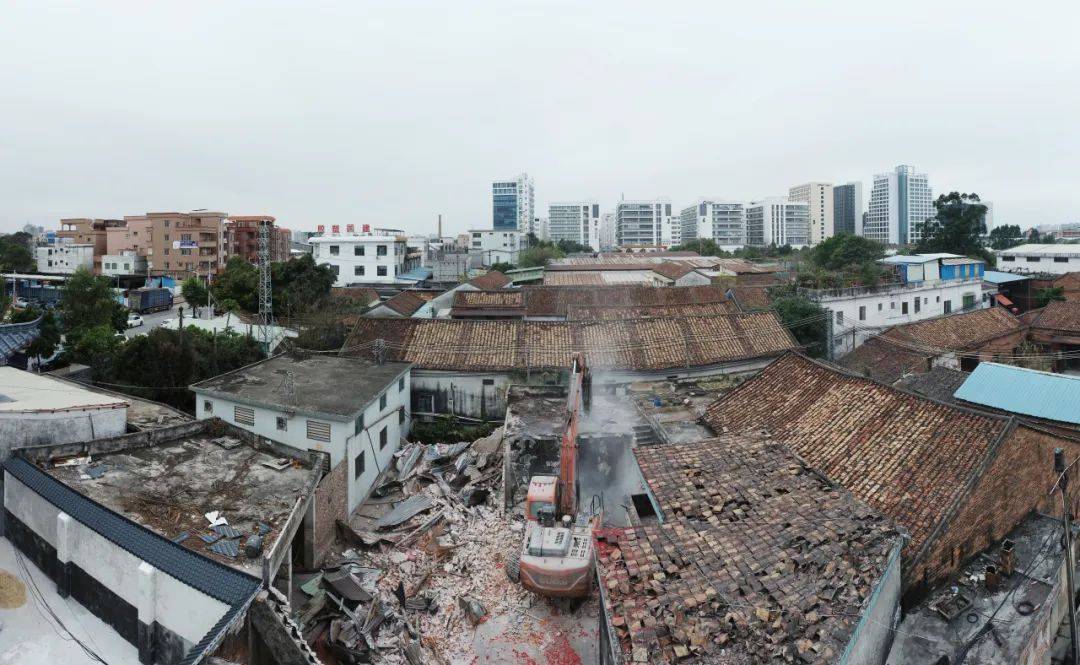 24日,保障性住房项目地块建筑物拆除仪式在东莞万江街道新村社区举行
