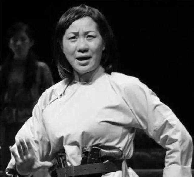 女杰善使双枪,隐姓埋名三十四年;老战友再见她时