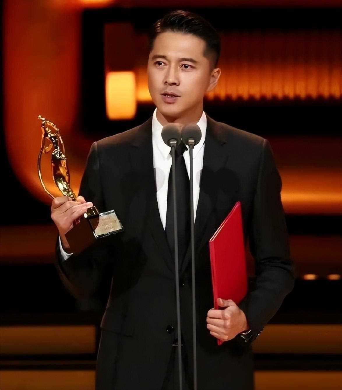 演员王雷一家在新加坡过年,豪华住所惹争议,网友:改国籍了吧?