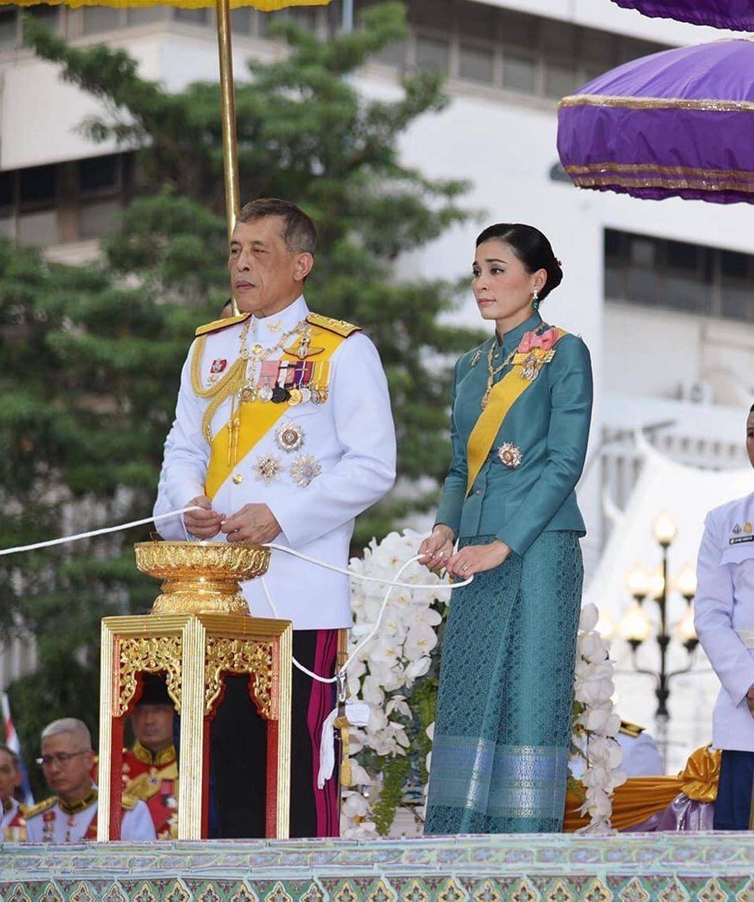 两人身穿情侣装秀恩爱,王后大方露美腿_苏提达_泰服_妮娜