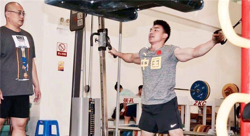 "举重天才"廖辉:4次打破世界纪录,奥运会前无故被换,愤怒退役_项目