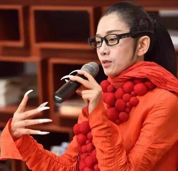 61岁杨丽萍现身,护理指甲一年花费18万!