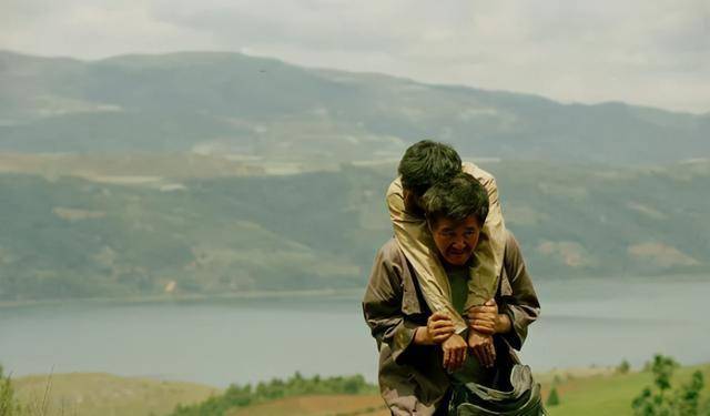 二维码时代,不会使用智能手机的老人,正在被"限制出行"_发展_中国