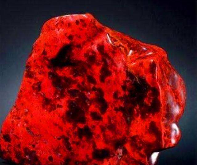 鸡血石如果被太阳光直射时间久了就会褪色,价值就会大打折扣.