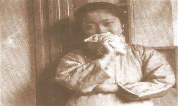 她跟末代皇帝溥仪失散60余载, 相聚的情形是如此的凄凉_时光_衣冠冢