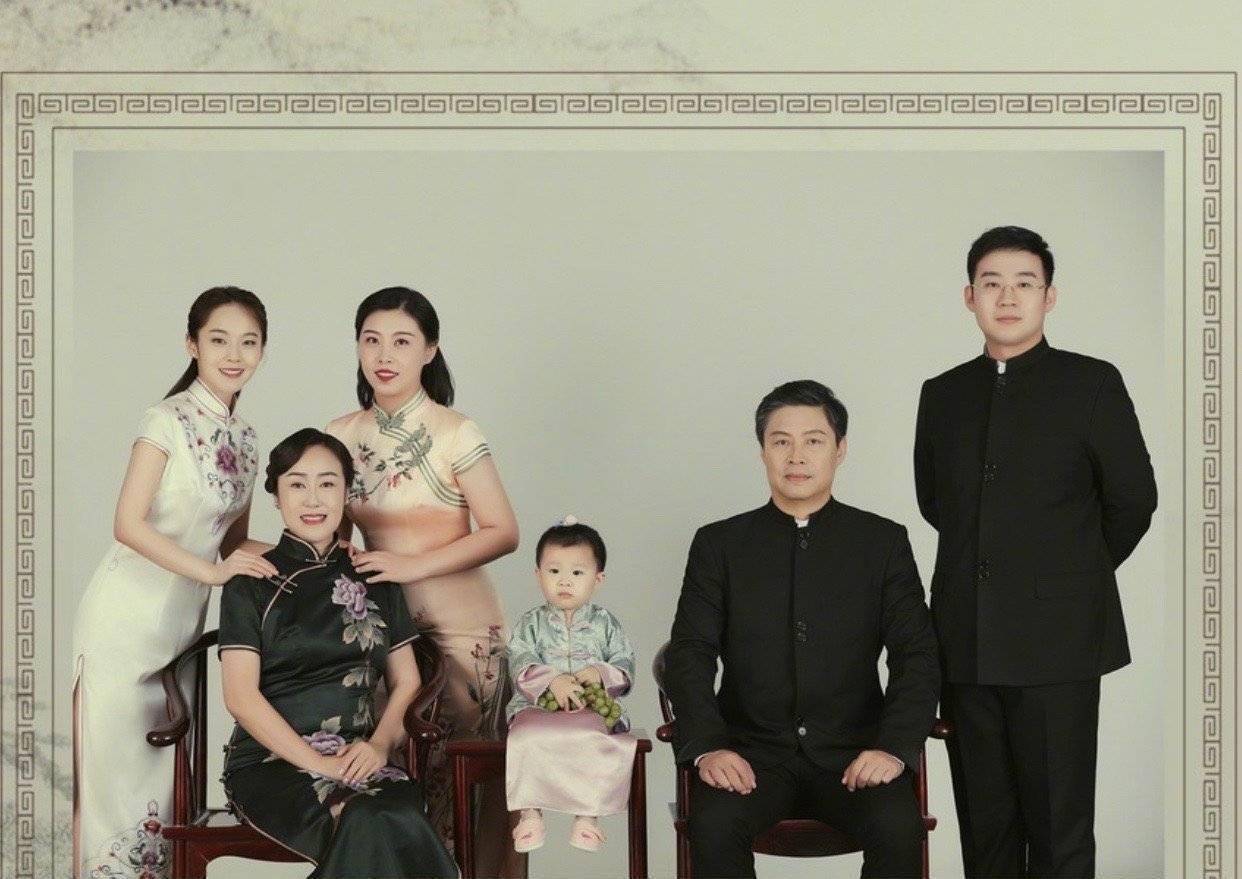 张佳宁帮助继父策划求婚成功,一家人拍全家福,姐姐和妈妈更像_时尚