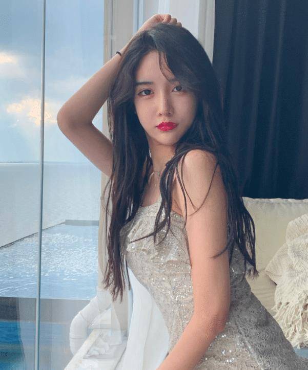 在这张照片中我们可以看到,穿着红色婚纱的艾比,比平常多一点妖艳的