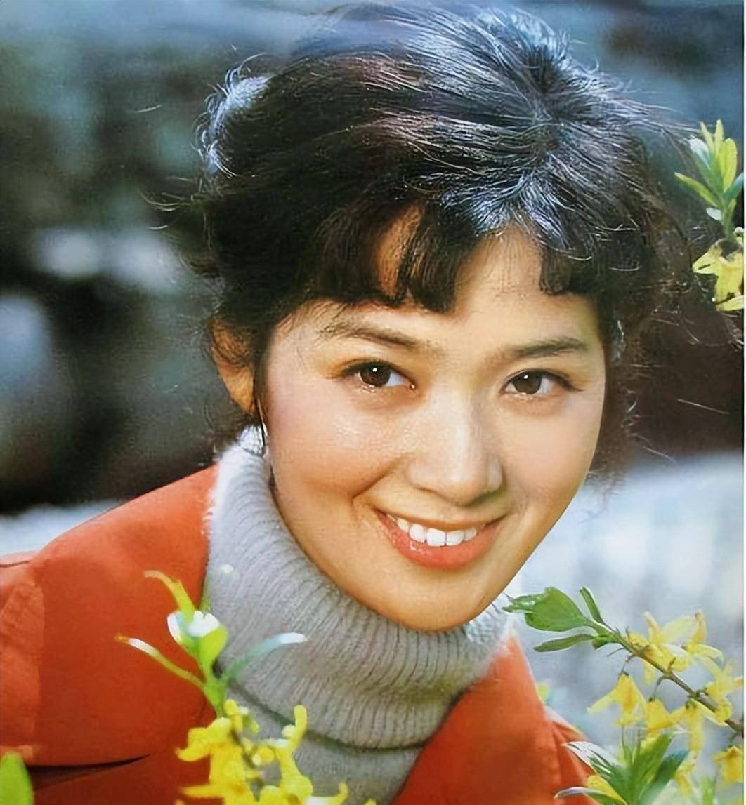 龚雪的美不是冷冰冰的,她的美就像春风拂面的温柔.