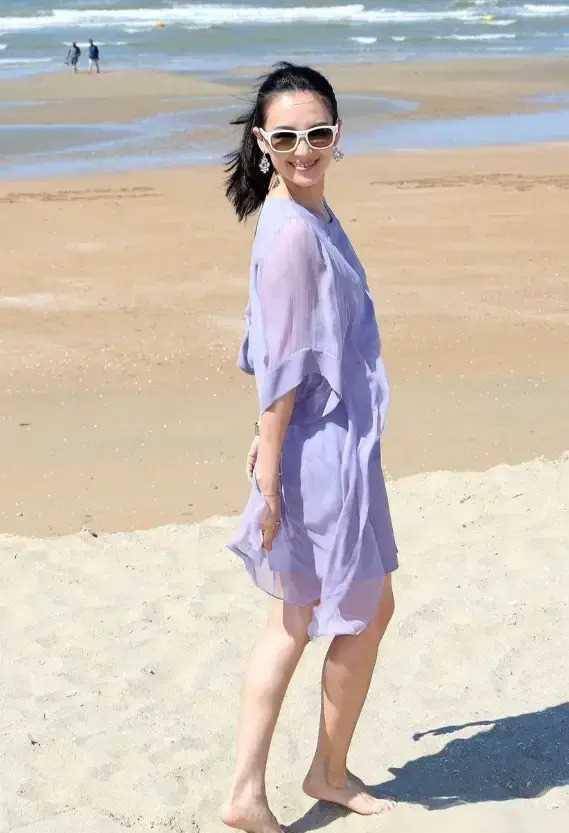 章子怡沙滩照引发热议:清纯之风与年龄的悖论