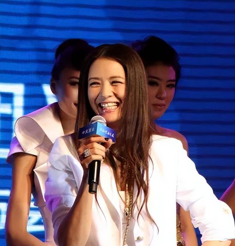 自己是女强人,老公是著名导演,还有一个可爱的女儿做连接,马艳丽以为