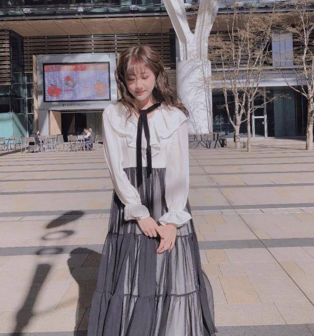 她跟鞠婧祎师出同门,穿衬衣配"蝴蝶裙",眼神犀利御姐范十足_李艺彤