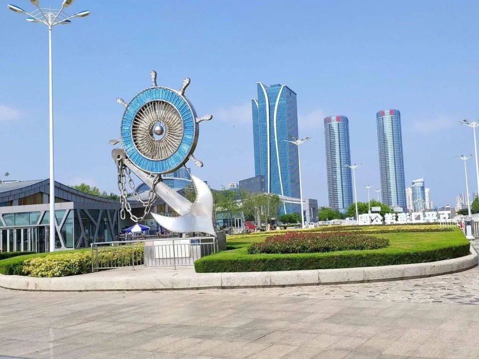 半岛东海之滨,被誉为"东方歌都"的日照城市如同纸醉金迷中的小角落