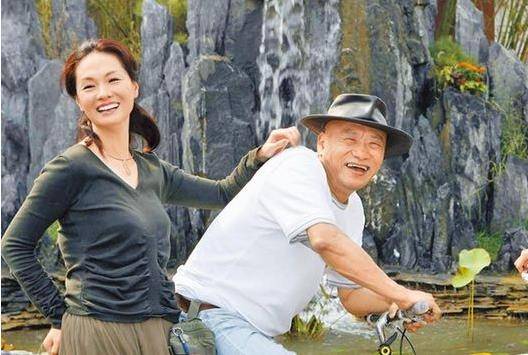 嫁给大十八岁的凌峰,八十年代青岛美女贺顺顺的婚姻