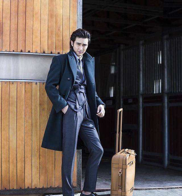 高伟光有一张混血脸,价格却便宜,于是很多影楼都乐意找他.