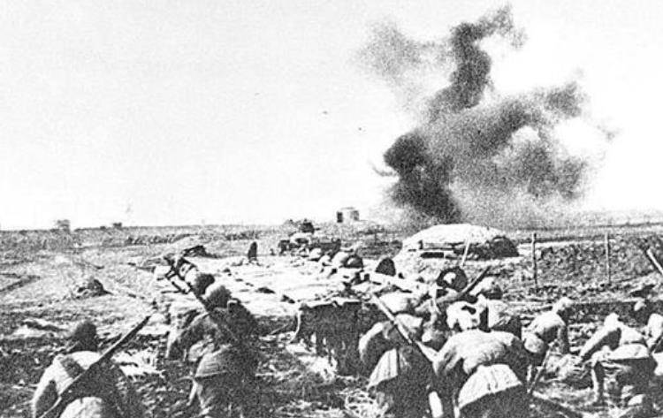 三面合围,一个团硬啃一个师,团长怒吼:还有心思捡