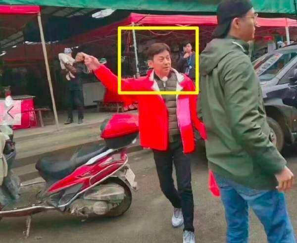 何炅菜市场买菜被拍,与电视上颜值差距太大,简直要认不出了_明星_时候