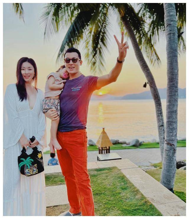 朱珠海边全家福,火辣身材秀泳衣,2岁女儿未继承美貌_老公_生活_比基尼