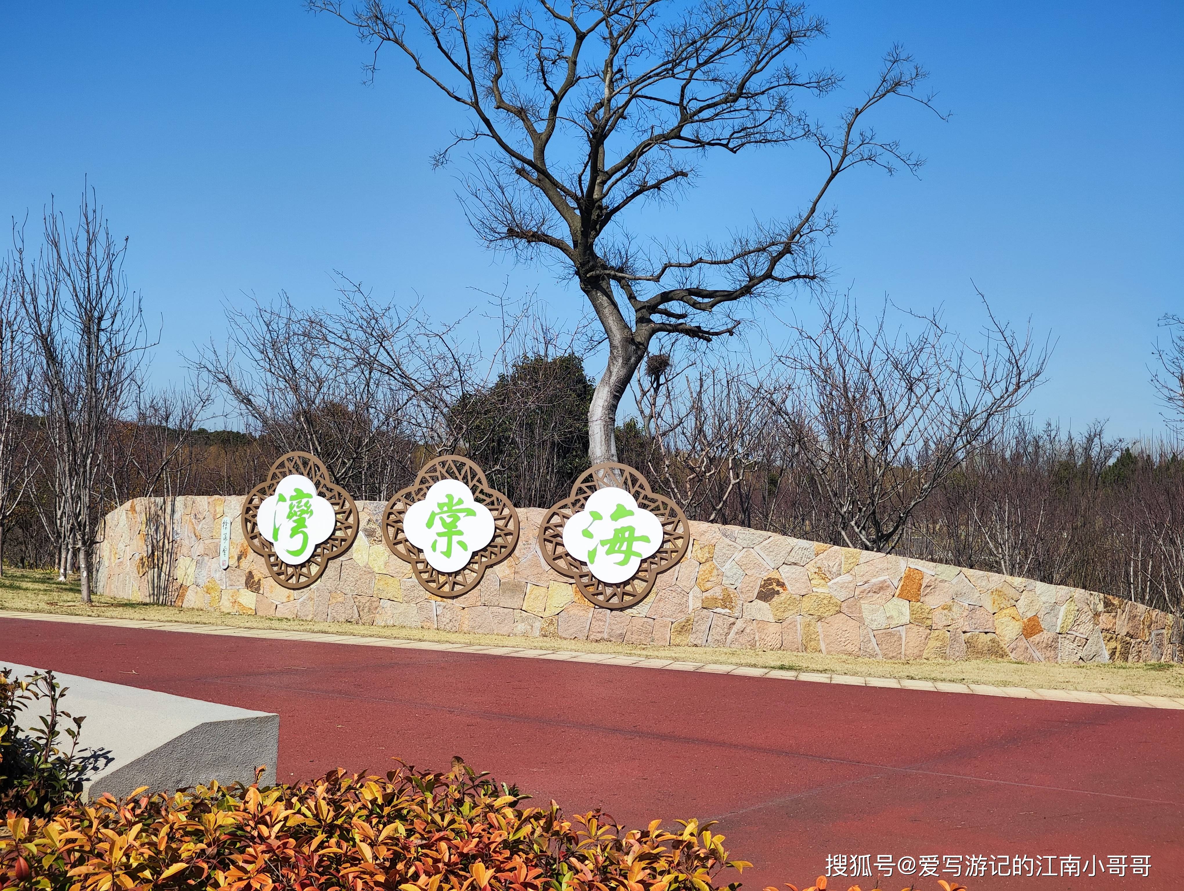 路过海棠湾,这也是双山岛的旅游模块中重要的景点之一,后面是一大片
