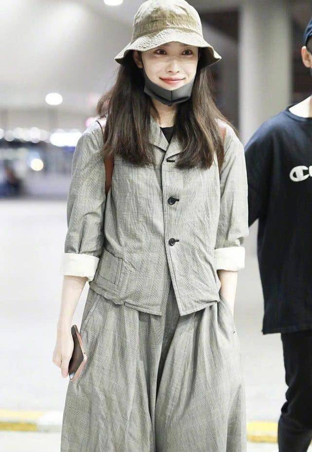 倪妮现身机场,"乞丐服"上演另类时尚,果然颜值高就是任性啊!