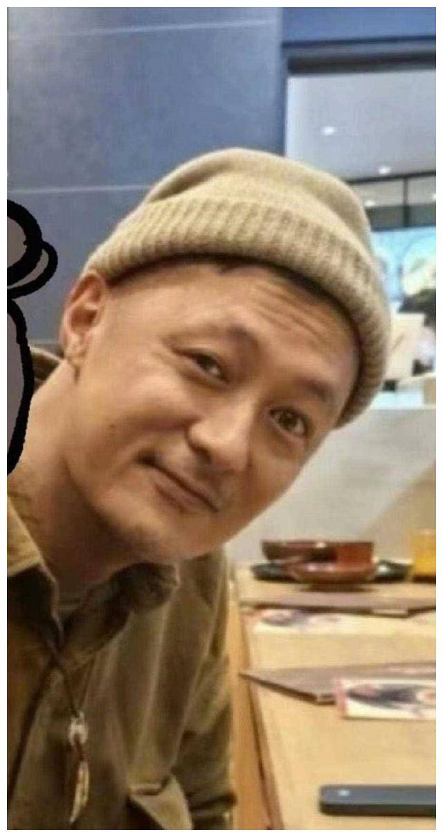 余文乐42岁曝光,容颜苍老,眼睛大小不一,病情加重!_生活_岁月_家庭