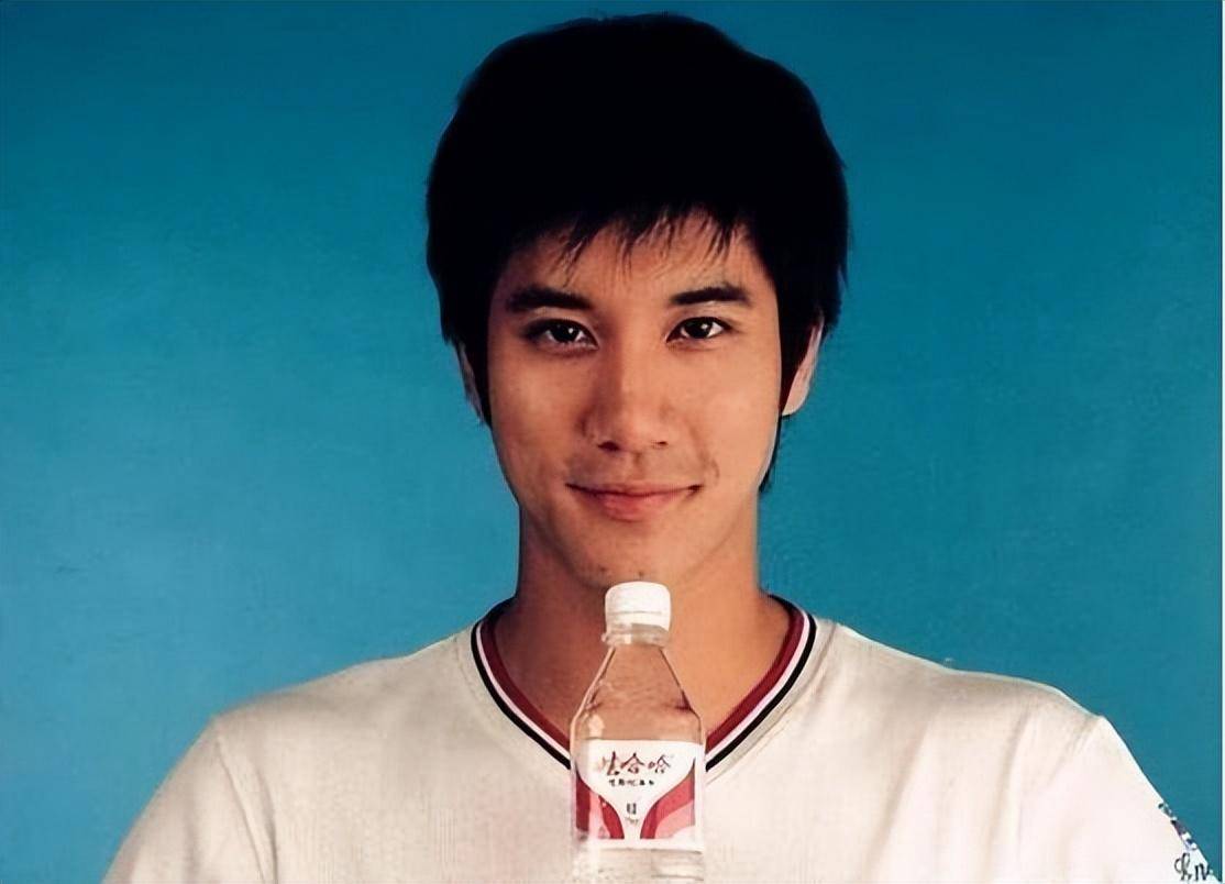 王力宏带父母去三亚旅游,一家人同框书卷气十足,早餐曝光接地气_李靓