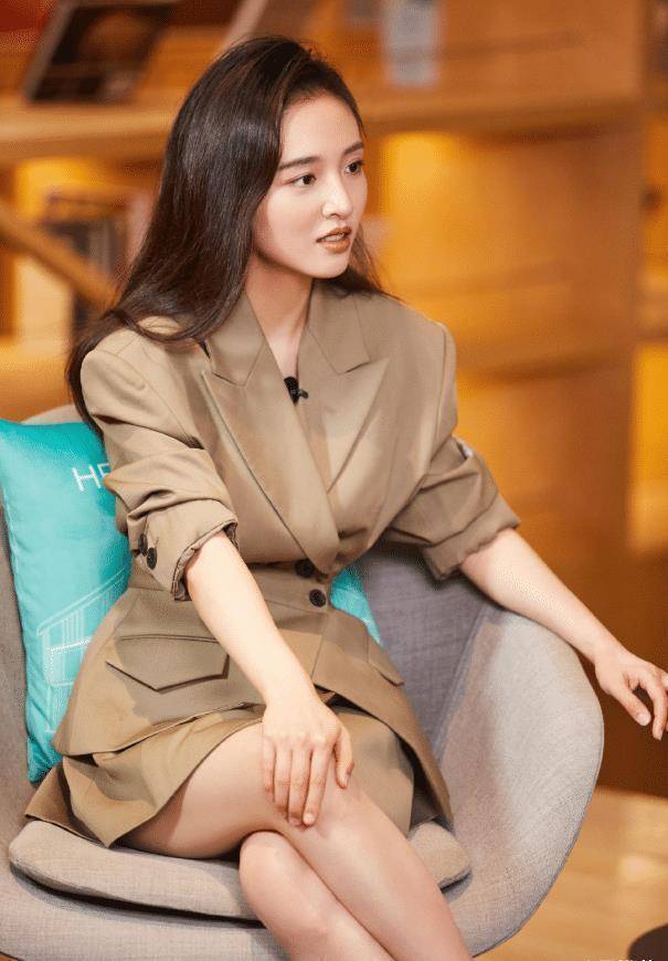 吴倩的"蝴蝶坐"火爆全网,两腿间无一丝缝隙,这谁能不羡慕_look_时尚