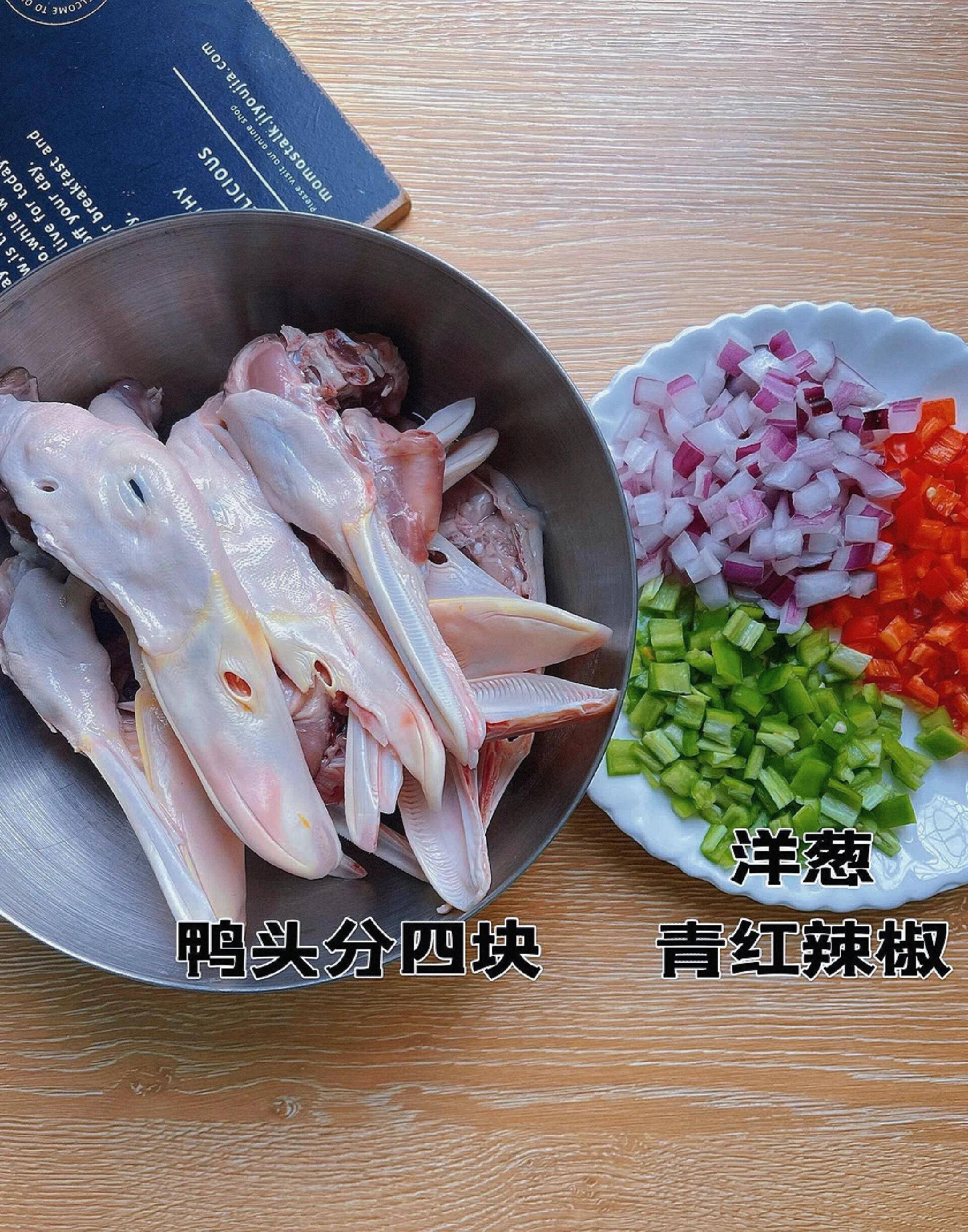偶然从一家巷子里的小店得来的配方,这样做的椒盐鸭头一口入魂!