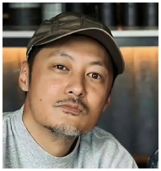 42岁余文乐近照曝光,黑眼圈严重,颜值下滑!_疾病_生活_挑战