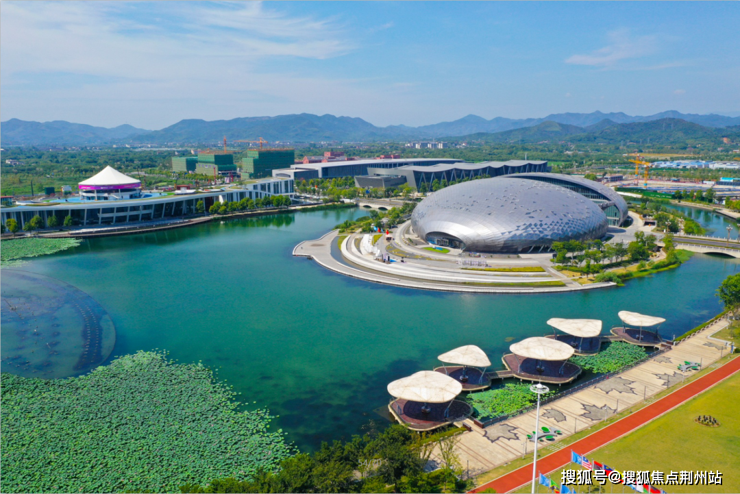 德清大剧院,银泰城(建设中),杭德城际铁路(规划中),凤栖小学,德清康富