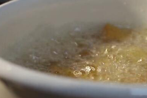 在家自制拔丝红薯,脆脆甜甜的,味道一点不比外面饭店差_小火_光荣